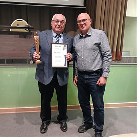 Редактор газети Олег Суслов вручив нагороди конкурсу Віктору Кузьміну