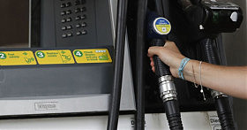 Заправляти авто пiд час дощу небезпечно