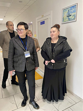 Тетяна Кірієнко (ліворуч) знайомиться з роботою центру соціально-психологічної допомоги для внутрішньо переміщених осіб та осіб, які постраждали від збройного конфлікту, Центру соціальних служб Одеської міської ради