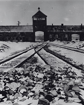 Табір смерті Аушвіц: залізничні колії ведуть до крематорію