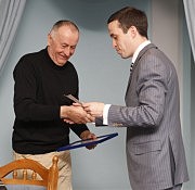 Заместитель главы облгосадминистрации Д. Волошенков вручает приз и свидетельство «железного человека» Яну Здеркевичу