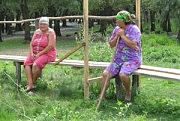 Елена Даскулеску (слева) и Вера Черняну отдыхают на кладке рядом с плантацией вербы. Скоро стадо буйволов после купания пойдет на ферму, где животных ждет сытный, не в пример камышовой закуске, обед