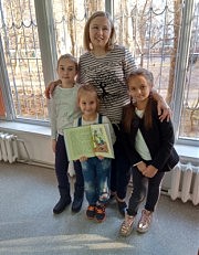 Библиотекарь Лина Клименко с читателями