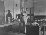 Доктор Хавкин в исследовательской лаборатории в Бомбее, 1898 год
