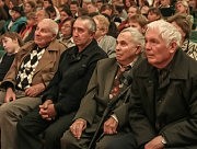 Владимир Бондаренко (второй справа) среди одноклассников