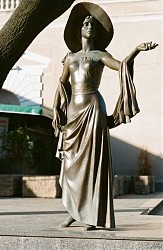 Памятник актрисе немого кино Вере Холодной. Бронза. 2003