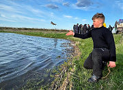 Юный рыбак Игорь отпускает рыбку расти и нагуливать вес