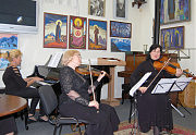 Играют Наталья Литвинова (скрипка), Ия Комарова (альт) и Татьяна Кравченко (фортепиано)