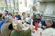 В день пожилого человека — семейный обед, общение и любимая газета