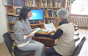 Специалист Саратского бюро правовой помощи Любовь Искендерова консультирует граждан в помещении Саратской поселковой библиотеки