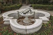 Разрушенный фонтан во дворе Дома ученых