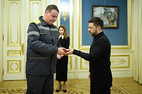 Електромонтер Максим Танітовський отримує від Президента України орден «За мужність» ІІІ ступеня