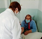 Татьяна Арнаут берет анализ крови у пациентки