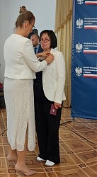 Катажина Солек, Генеральный консул Республики Польша в Одессе вручает награду Алле Денисовой