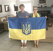 Перед выходом на демонстрацию в поддержку Украины Галина Гончарко и Светлана Бут