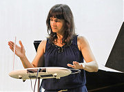 Анна Копейка исполняет свое произведение на терменвоксе