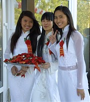 Жители вьетнамского жилого комплекса «Лотос» встречают гостей