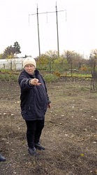 «Следующую  опору поставят, возможно, на моем огороде, они уже у соседей», — говорит Людмила Федорова