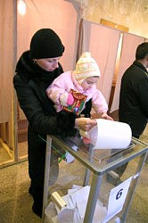 По традиции: опусти, малыш, бюллетень на счастье...