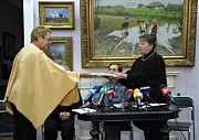 Директор одесского филиала реставрационных мастерских Наталья Межевчук вручает директору Художественного музея Наталье Полищук альбом выставки «Вiдкриття шедеврiв музейних скарбниць України»
