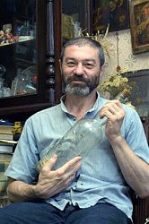 Олег Губарь с одним из образцов одесской «тары»