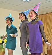 Так живописно оформила свою песню «Веселый гном» одна из победительниц конкурса молодых композиторов Валентина Сивцова (крайняя справа)