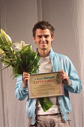 Солист театра музкомедии Кирилл Туриченко с сертификатм банка «Пiвденний» на получение ежемесячной стипендии