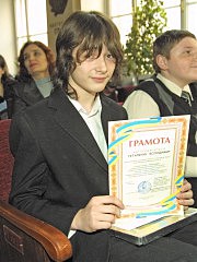 Участник смотра-фестиваля «Наши надежды» ученик ДМШ № 2 г. Одессы Владимир Гитальчук был награжден специальным призом от родственников профессора Л. Н. Гинзбург