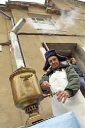 Символ экспериментального Центра современного искусства «Чайная фабрика» — кипящий самовар встречал всех пришедших на выставку у входа