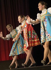 Танцует ансамбль «Альянс»