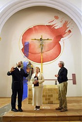  Привычных к убранству православных храмов оформление алтарной части может несколько шокировать