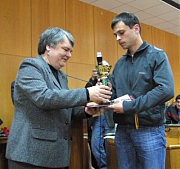 Редактор газеты «Вечерняя Одесса» Лариса Бурчо вручает Кубок победителя Игорю Томашевскому, показавшему лучшее время в пешем переходе