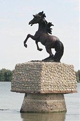 Фигуру лошади — обитательницы острова Ермаков  — установили несколько лет назад. Экотуристам обещаны конные туры