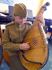 Настя Ясницкая готовится к исполнению военных песен