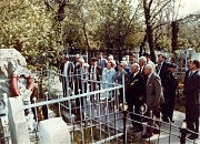 Ветераны флота у памятника погибшим членам экипажа легендарного теплохода «Анатолий Серов»