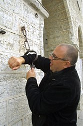 Так как уезжать из Таллинна явно не хотелось, решил приковать себя к стене городской ратуши