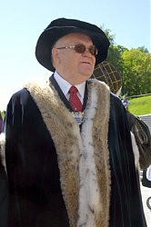 Мэр Таллинна Эдгар Сависаар в праздничном одеянии