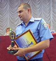 Капитан милиции Сергей Чкалов с переходящим Почетным знаком «Лучший участковый инспектор»