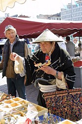 Вот таких экзотических японцев можно встретить на сувенирном рынке на набережной Хельсинки