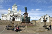 Одна из главных достопримечательностей Хельсинки — памятник Александру II, давшему автономию, и величественный православный собор