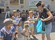 Подарки — всем юным гостям