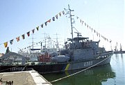 Немногочисленные корабли ВМФ Украины в военной гавани украшены праздничными флагами расцвечивания