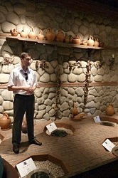 В грузинском павильоне «Центра культуры вина ШАБО» сделано все по науке: в закопанных по горлышко в землю глиняных сосудах – квеври – рождается вино, ароматное и терпкое «Саперави»