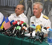 Вице-адмирал Виктор Максимов и контр-адмирал Джерард Хьюбер на пресс-конференции