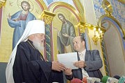 Митрополит Одесский и Измаильский Агафангел получает от председателя правления благотворительной организации «Попечительский совет Одесского кафедрального Спасо-Преображенского собора» Василия Иеремии договор добровольного пожертвования храма епархии