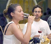 Французская студентка Изабель Амони дегустирует шабское вино
