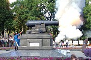 Залп пушки дал старт празднику