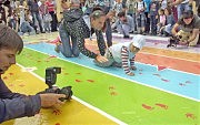 В День города на Приморском бульваре состоялось уникальное соревнование — забег грудничков «Мамины ножки». В соревновании приняли участие около 40 малышей. Участники забега преодолевали ползком дистанцию почти в семь метров. Мамы и папы подбадривали и помогали. Победители забега, а также все маленькие участники получили дипломы участников забега и подарки