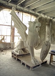 Этот грифон уже ждет своей очереди на установку