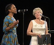 Ведущие «Джаз-карнавала» Елена Ханга и Елена Шевченко